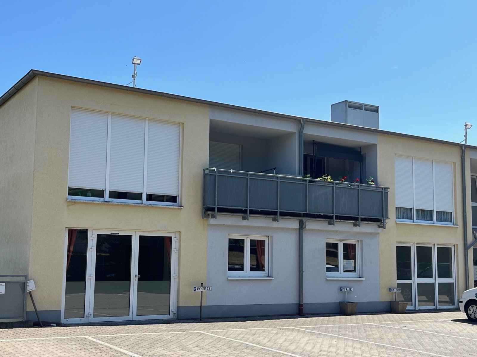 STEINBACH : Ebenertige Gewerbefläche ( 85m² ) mit 2 Stellplätzen warten auf NEUE Nutzung !   STEINBACH : Ebenertige Gewerbefläche ( 85m² ) mit 2 Stellplätzen warten auf NEUE Nutzung !