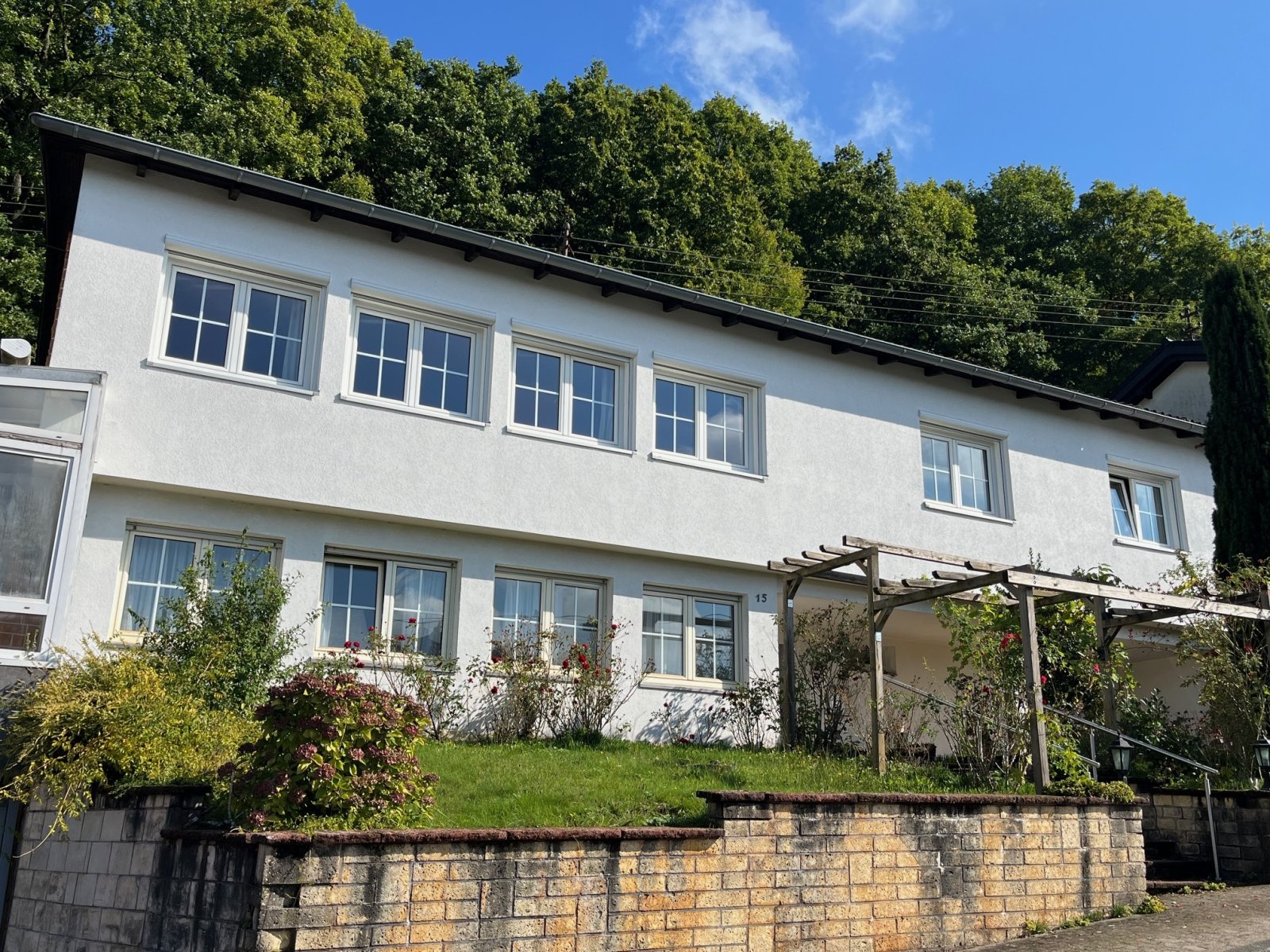 DIRMINGEN: Großzügiger Bungalow mit ELW und Photovoltaikanlage in idyllischer Höhenlage!  DIRMINGEN: Großzügiger Bungalow mit ELW und Photovoltaikanlage in idyllischer Höhenlage!