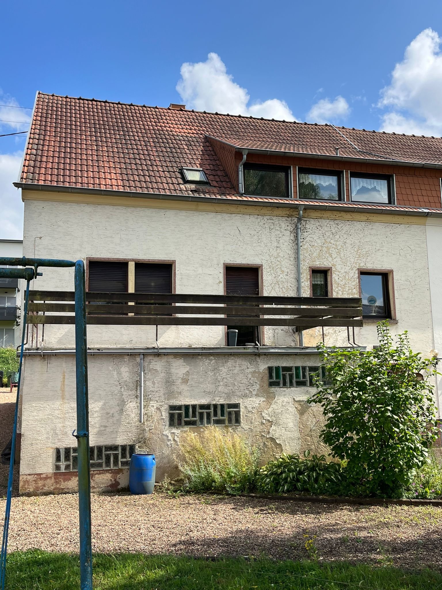 Front mit Garage und Balkon