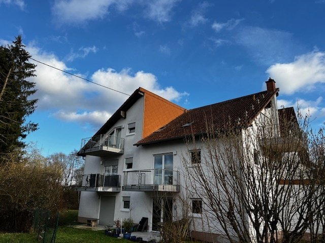 Aussenansicht (Wohnung DG / Balkon links )