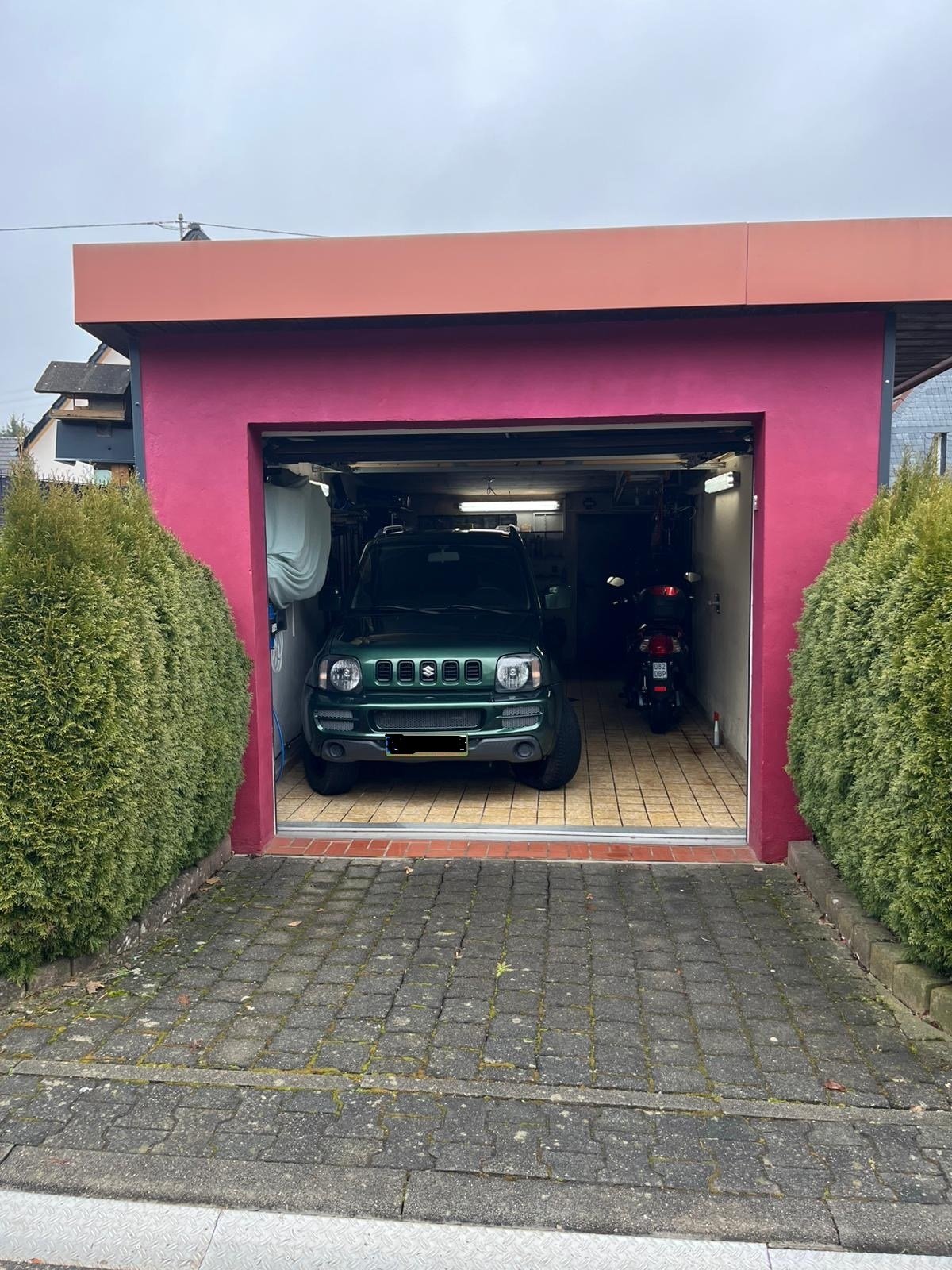 Garage ( von Parallelstraße erreichbar )