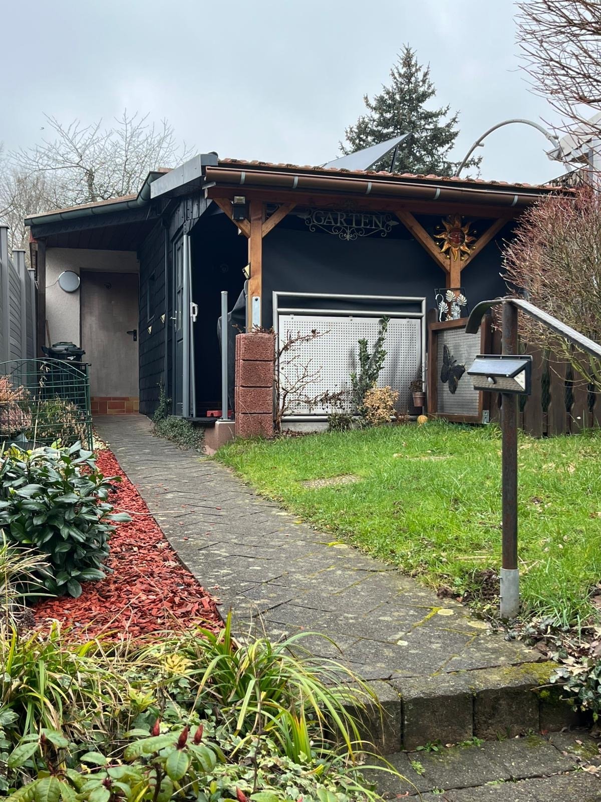 Garage mit Abstellräumen und Garten