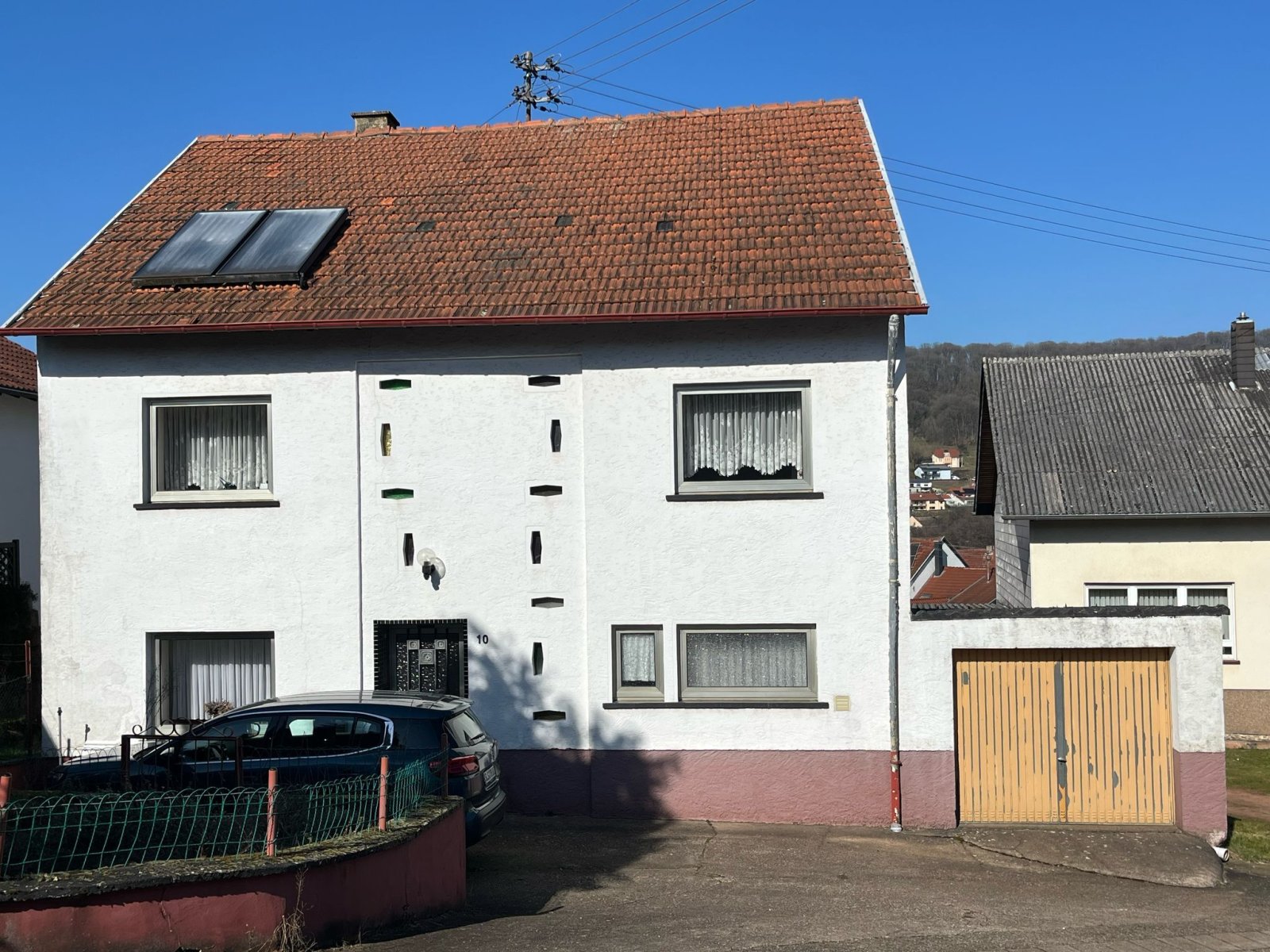 Front mit Garage