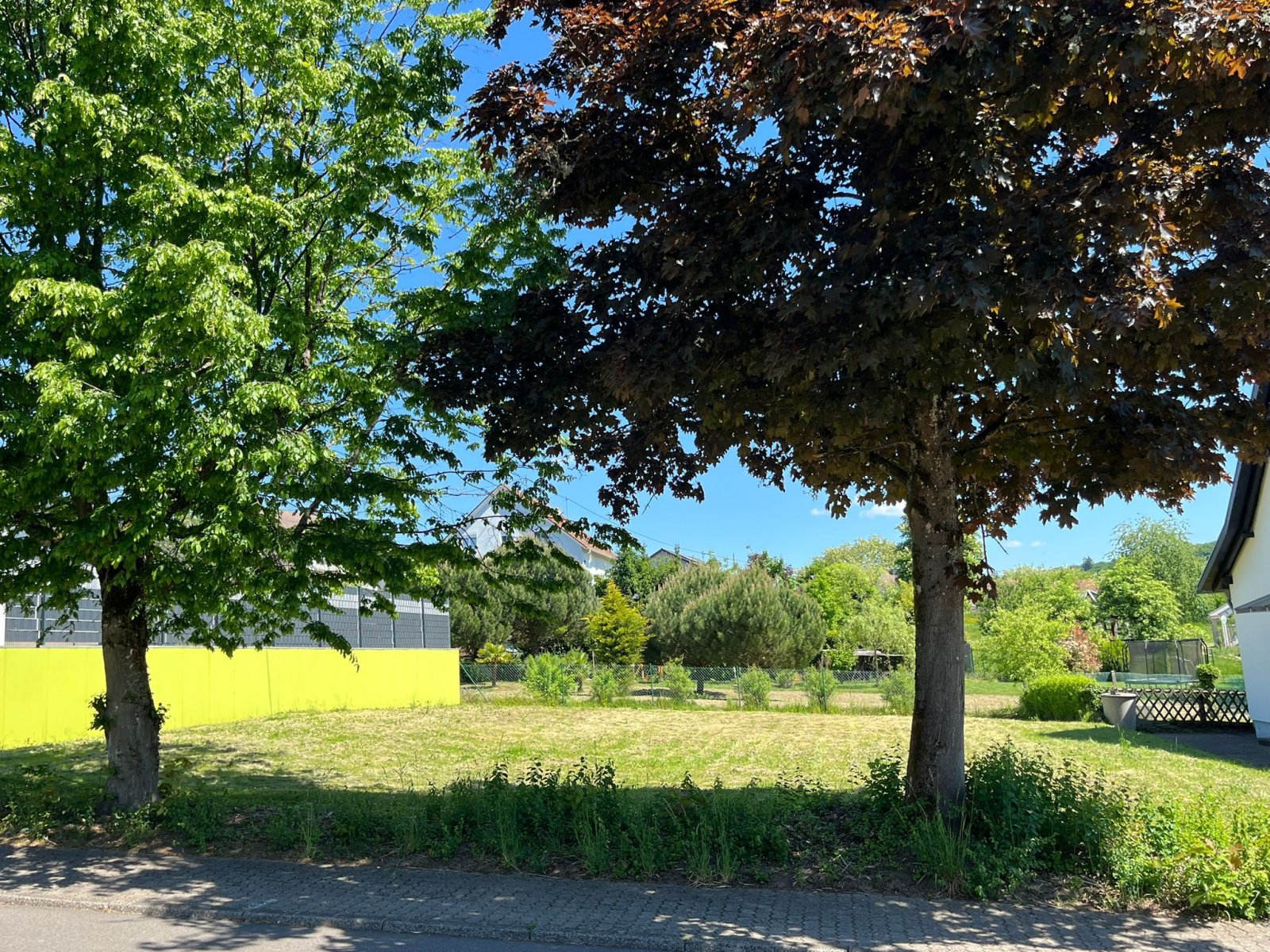 DÜPPENWEILER: EBENES Baugrundstück mit ca. 18m Front wartet auf BAUHERREN ! DÜPPENWEILER: EBENES Baugrundstück mit ca. 18m Front wartet auf BAUHERREN !
