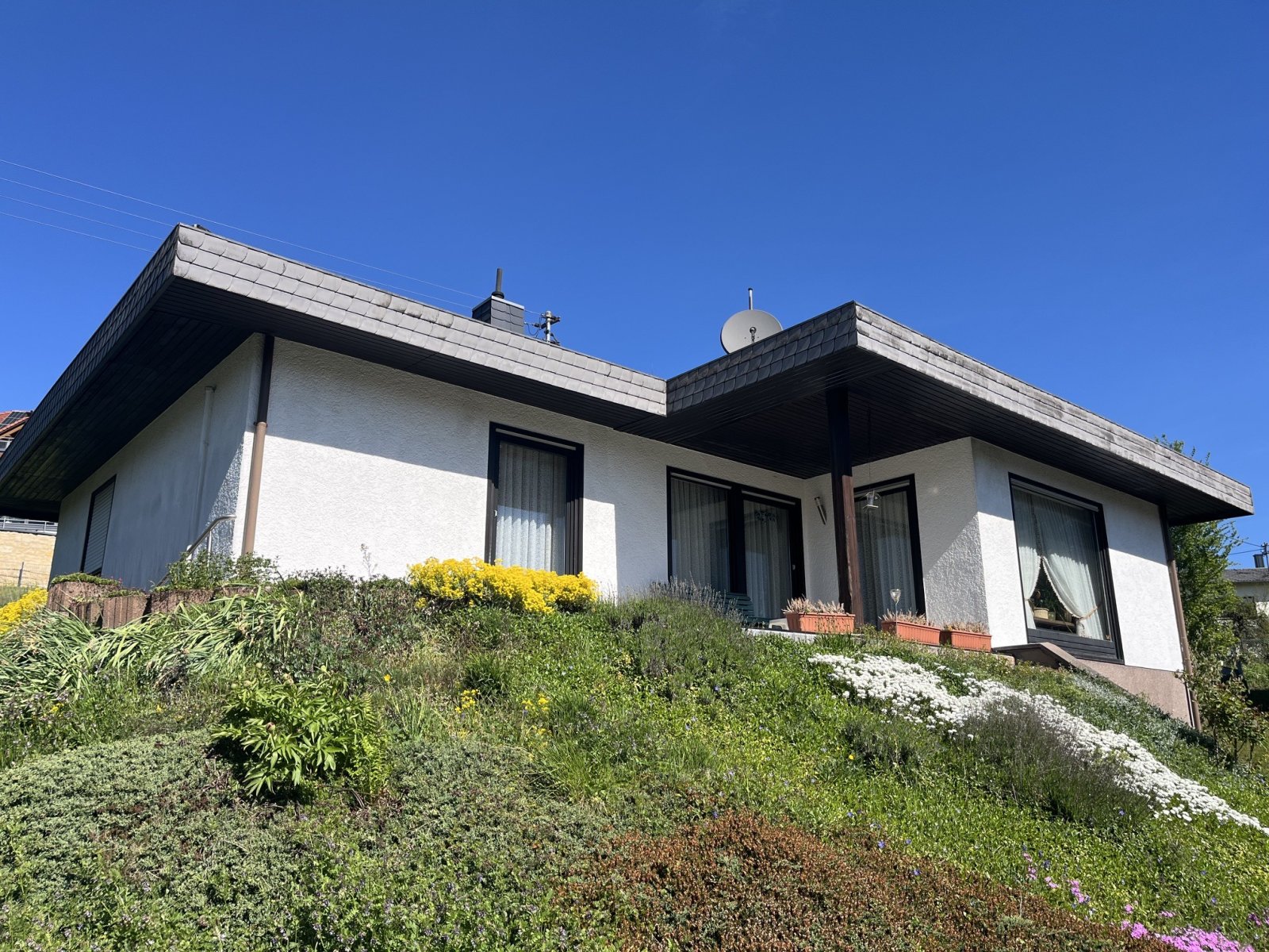 OTZENHAUSEN : BUNGALOW mit Vollkeller und POTENTIAL in ruhiger Wohnlage ! OTZENHAUSEN : BUNGALOW mit Vollkeller und POTENTIAL in ruhiger Wohnlage !