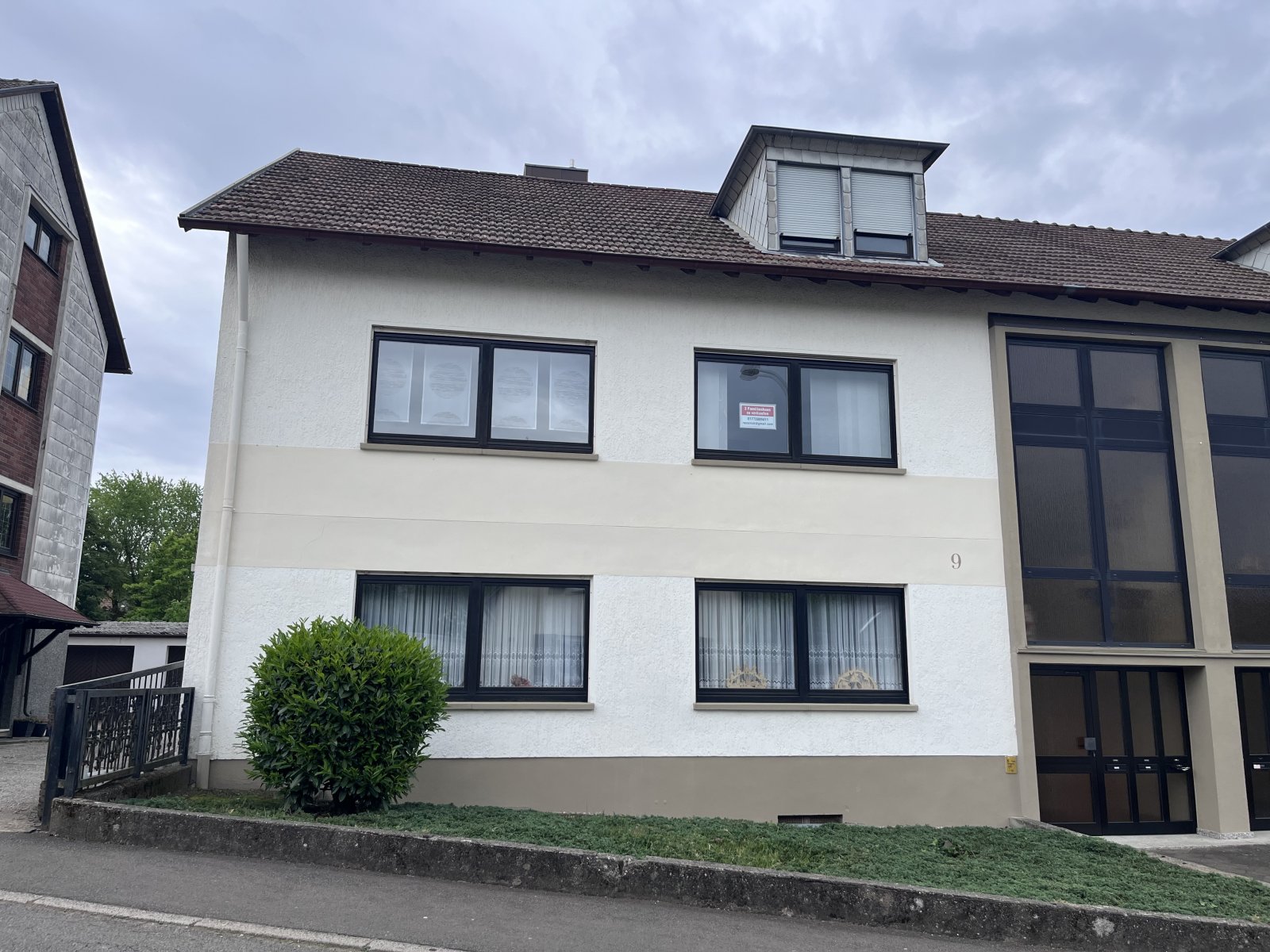 NEUWEILER : GEPFLEGTES 3 - Familienhaus mit 3 GARAGEN in gefragter WOHNLAGE ! NEUWEILER : GEPFLEGTES 3 - Familienhaus mit 3 GARAGEN in gefragter WOHNLAGE !