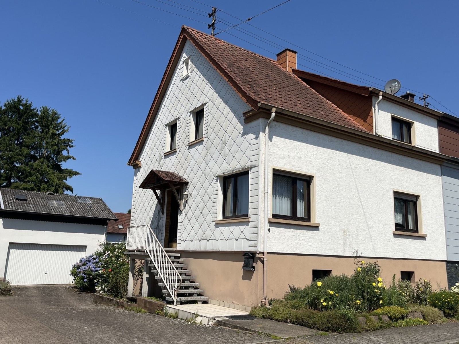 LEBACH : RUHIG und CITYNAH mit schönem GARTEN und geräumiger GARAGE ! LEBACH : RUHIG und CITYNAH mit schönem GARTEN und geräumiger GARAGE !